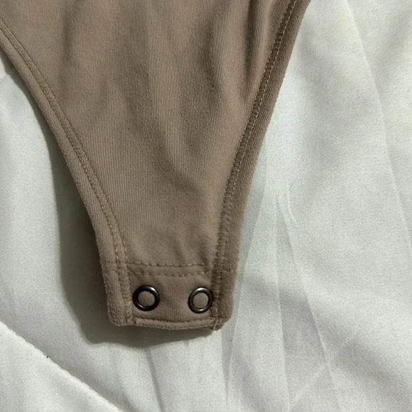 Abercrombie and Fitch asymmetrical tan bodysuit size XL - Picture 4 of 5